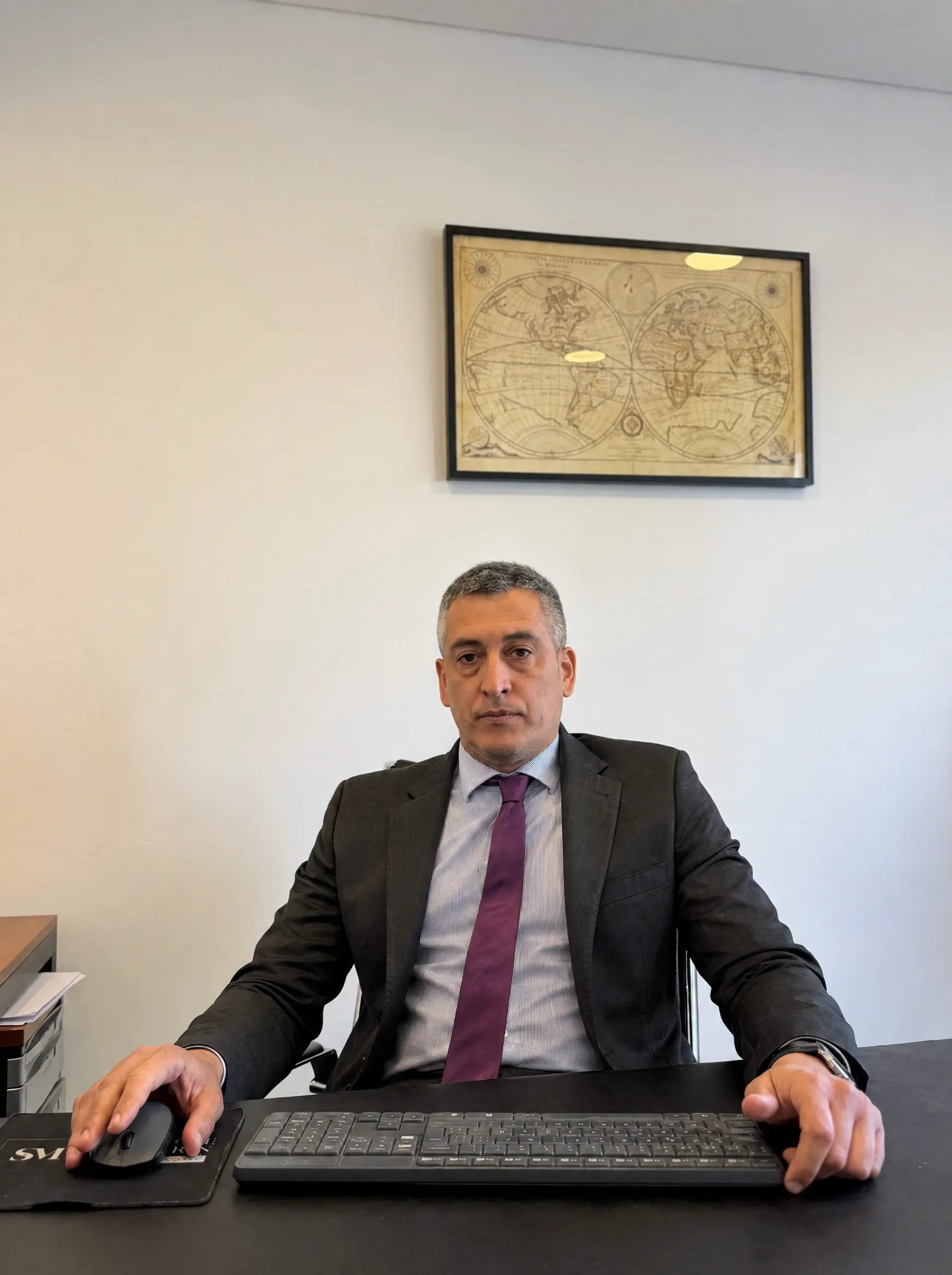 Abogado del estudio Spoltore Maurin en su escritorio