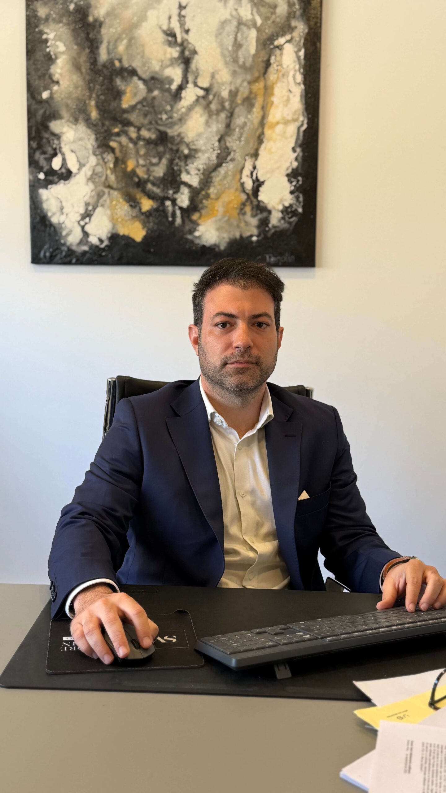 Dr. Augusto Nicolás Spoltore en su escritorio del estudio Spoltore Maurin
